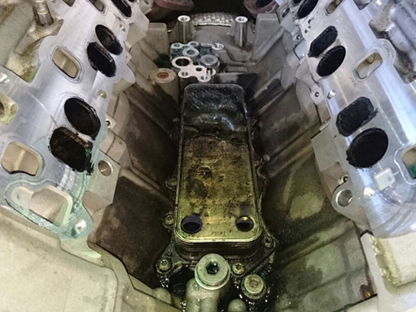 メルセデスベンツ　Eクラス　W212 E300 ディーゼルエンジンオイル漏れ修理