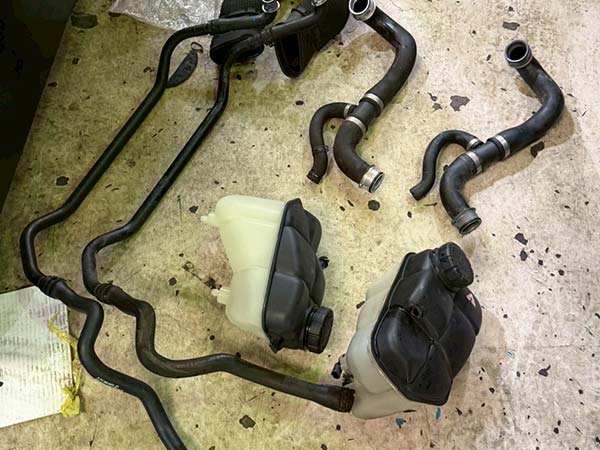 ベンツ Eクラス ラジエーター液漏れ修理