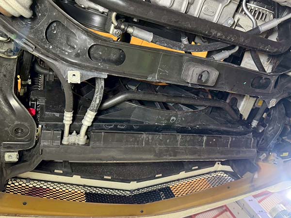 ベンツ Eクラス ラジエーター液漏れ修理