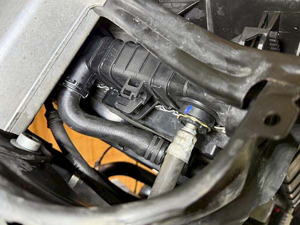 ベンツ Eクラス ラジエーター液漏れ修理